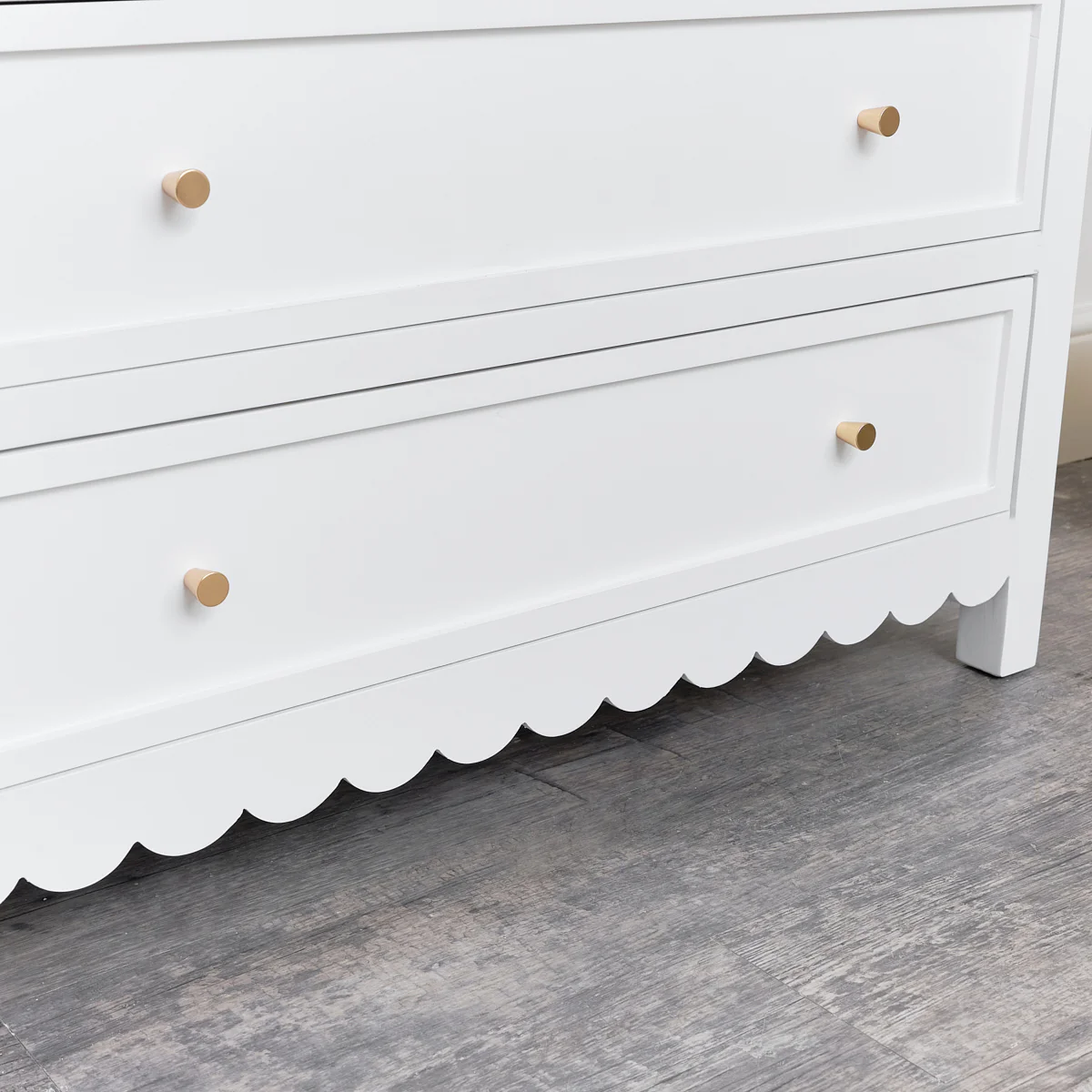 Large Scalloped 3 Drawer Chest of Drawers & Pair of Bedside Tables - Staunton White Range - Image 4