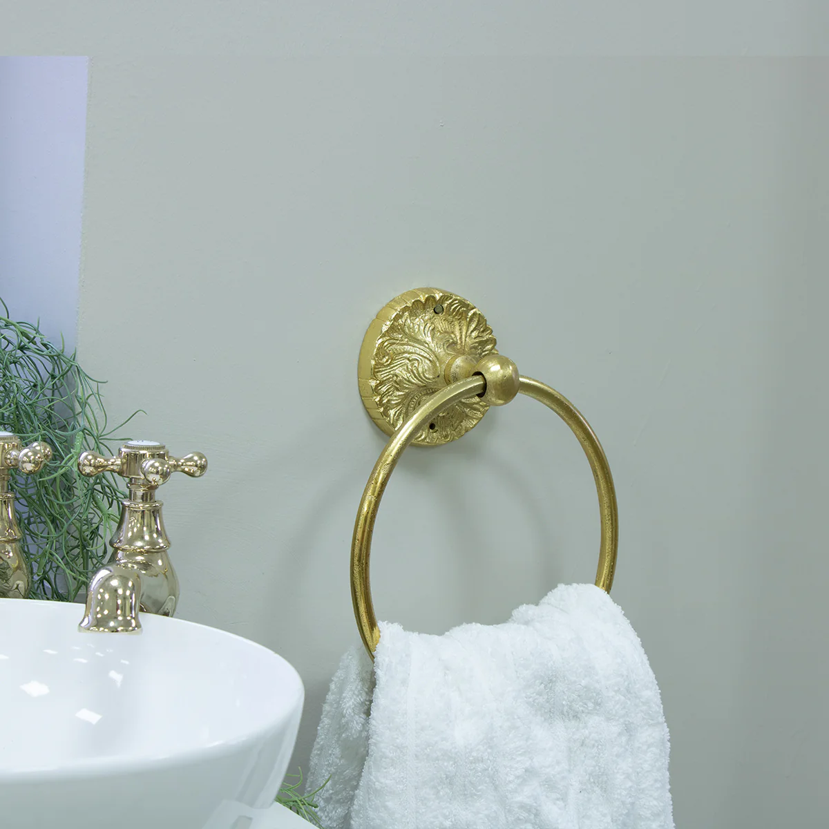 Luxe Gold Ring Towel Holder - Image 4